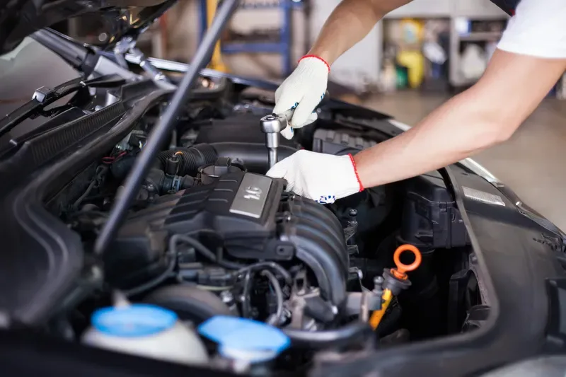 Revizie tehnica la motor efectuata cu manusi