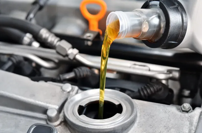Turnarea uleiului de motor proaspat la schimbul de ulei